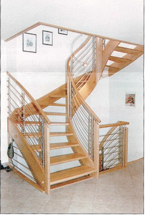 Massivholztreppe mit gewendelter Seitenwange